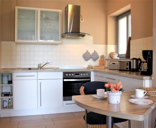 One-Bedroom Apartment with Balcony and Sea View image 6