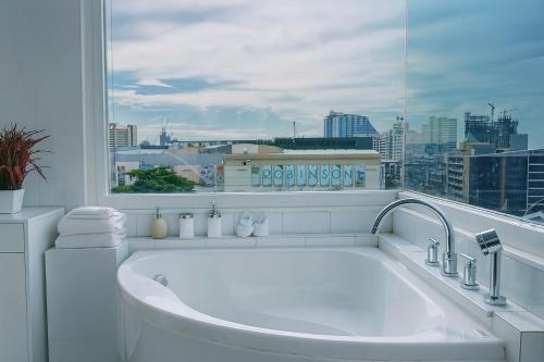 The Sriracha Residence near Koh Loi Pier