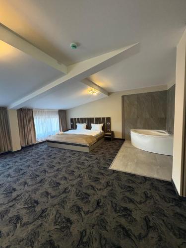 Black Tulip Room Type - Suite with Spa Bath