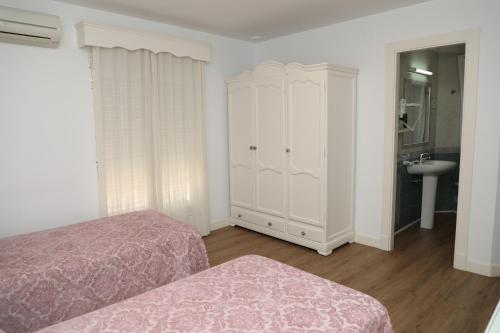 Double or Twin Room image 8