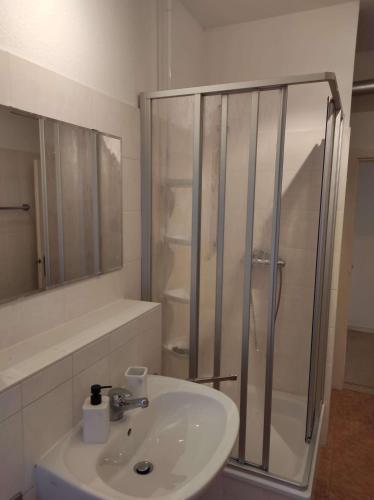 Two-Bedroom Apartment with Shower  image 3