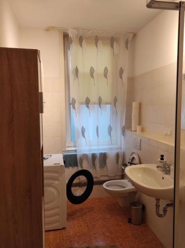Two-Bedroom Apartment with Shower  image 4