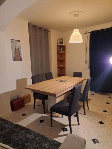 Chambre dans maison paisible in La Ville-du-Bois