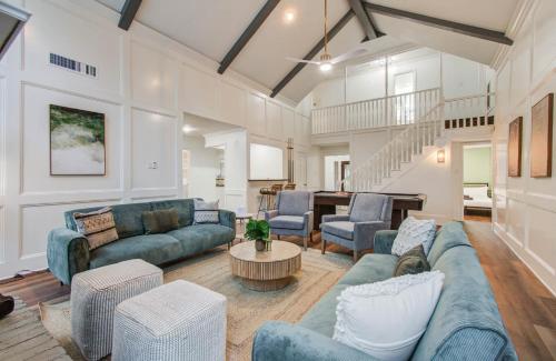 5-BD Grand Getaway Backyard Pool Paradise in Klein