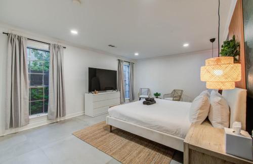 5-BD Grand Getaway Backyard Pool Paradise in Klein