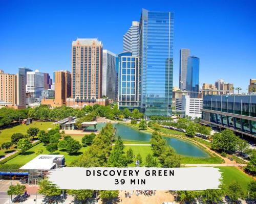 5-BD Grand Getaway Backyard Pool Paradise in Klein