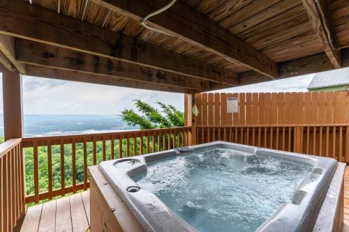 Eagles Nest Cabin with a private hot tub in South Pittsburg (TN)