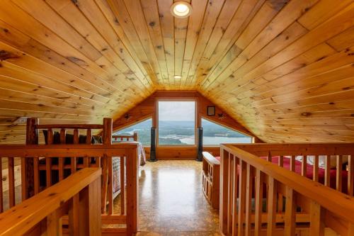 Eagles Nest Cabin with a private hot tub in South Pittsburg (TN)