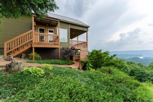 Eagles Nest Cabin with a private hot tub in South Pittsburg (TN)