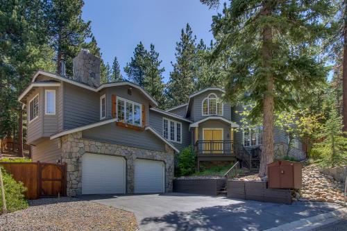 Prima Del Norte - Hot tub Pool Table Arcade Game in Tahoe Valley