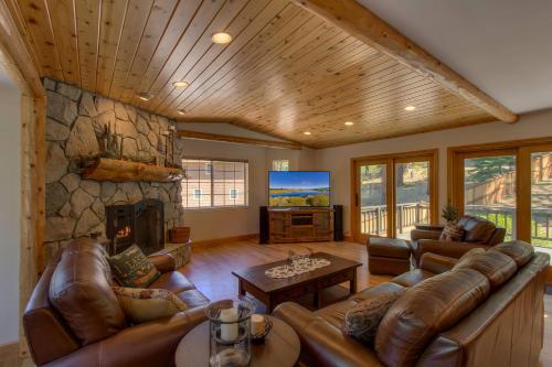 Prima Del Norte - Hot tub Pool Table Arcade Game in Tahoe Valley