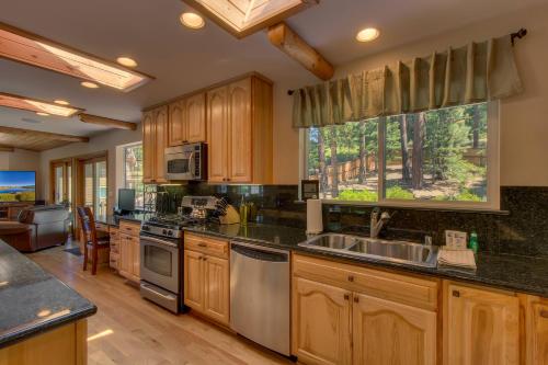 Prima Del Norte - Hot tub Pool Table Arcade Game in Tahoe Valley