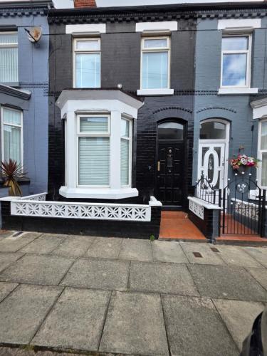 2 Bedroom Apartments Near Anfield Stadium - Sleeps 4 per Flat, Liverpool (photo 2)