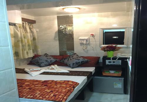 Standard Double Room image 6