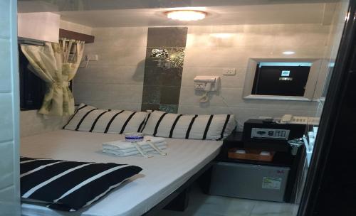 Standard Double Room image 8