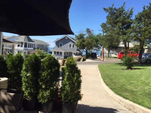Seaside Stay: Waterfront with Views & Beach Access - image 7