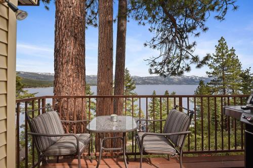 Stunning Views at Stargazer - Lakefront Studio in คริสตัลเบย์ (NV)