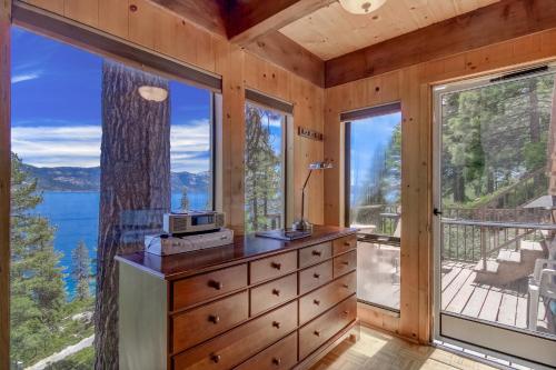 Stunning Views at Stargazer - Lakefront Studio in คริสตัลเบย์ (NV)