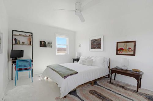 Artist-designed Beach House - image 13