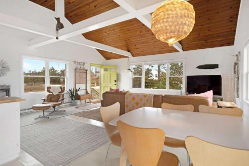 Artist-designed Beach House - image 7