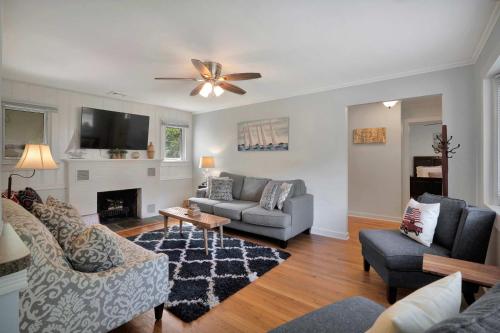 Charming Cottage in The Heart of the North Fork - image 2
