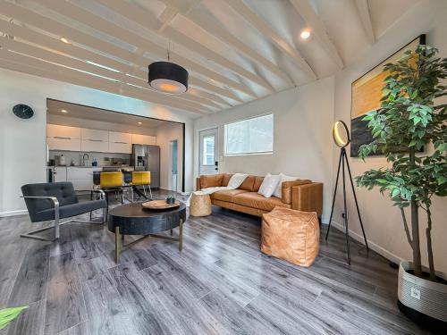 Gateway to Comfort- Modern 1BR Home - MK2 - WB in Los Angeles, USA