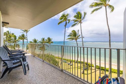 Amazing Beachfront Condo with AC in Punaluu