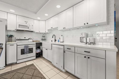 Amazing Beachfront Condo with AC in Punaluu (HI)