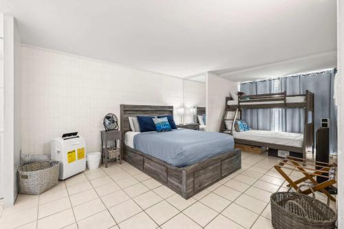 Amazing Beachfront Condo with AC in Punaluu (HI)