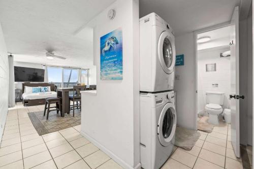 Amazing Beachfront Condo with AC in Punaluu