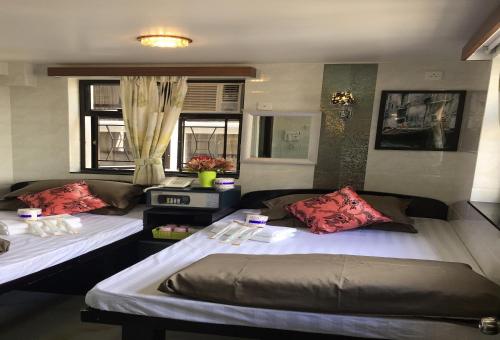 Family Room image 8