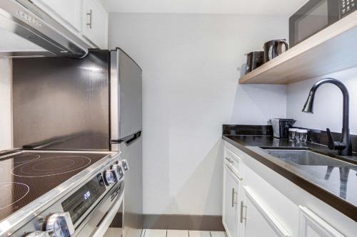 кухня, Sandman Hotel & Suites Kelowna in Келовна (Британська Колумбія)