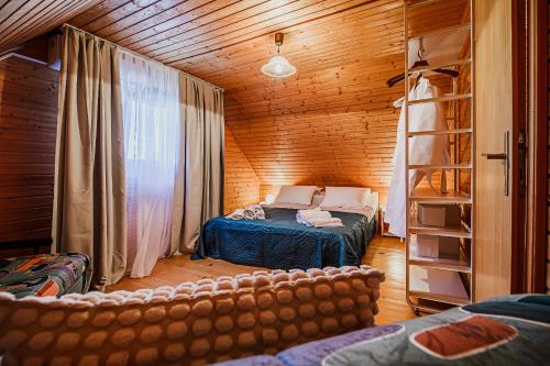 Log Cabin Vista View with Seasonal Hot Tub in 比澤利斯哥