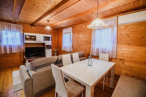 設施, Log Cabin Vista View with Seasonal Hot Tub in 比澤利斯哥