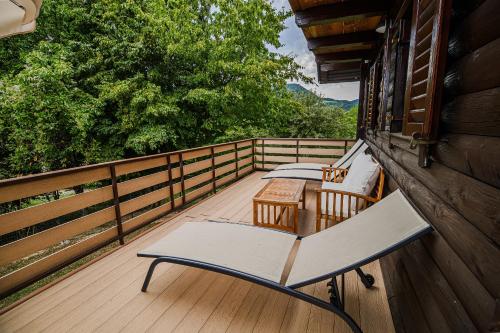 陽台/露台, Log Cabin Vista View with Seasonal Hot Tub in 比澤利斯哥