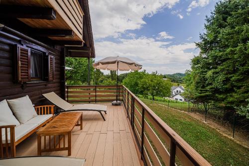 陽台/露台, Log Cabin Vista View with Seasonal Hot Tub in 比澤利斯哥