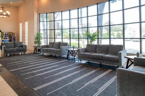 Lobby, Glendale Hotel in Glendale