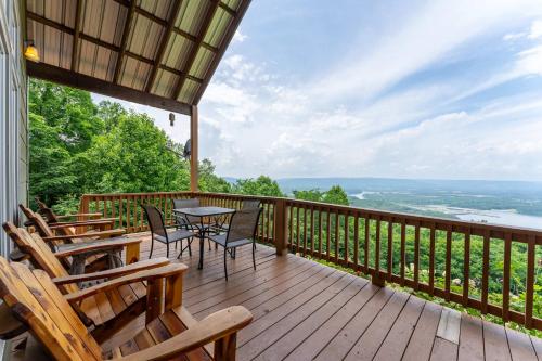 Elk Ridge with a private hot tub in South Pittsburg (TN)