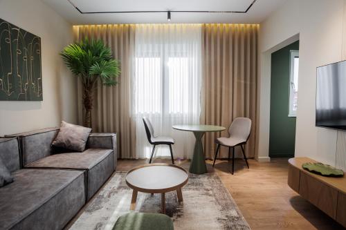 MoodSwingsApartments, Tirana