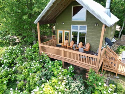 Fish Tales Cabin with a private hot tub in South Pittsburg (TN)