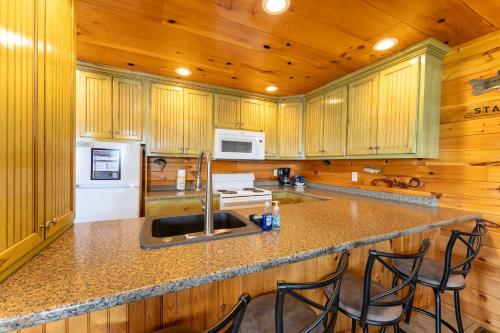Fish Tales Cabin with a private hot tub in South Pittsburg (TN)