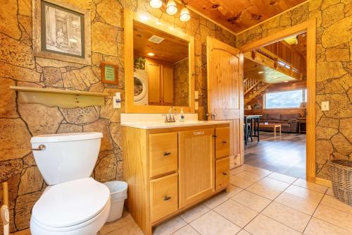 Fish Tales Cabin with a private hot tub in South Pittsburg (TN)