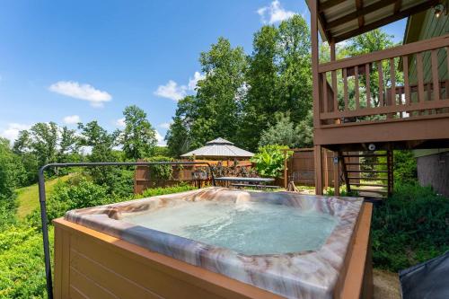 Fish Tales Cabin with a private hot tub in South Pittsburg (TN)