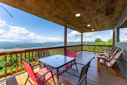 Fish Tales Cabin with a private hot tub in South Pittsburg (TN)