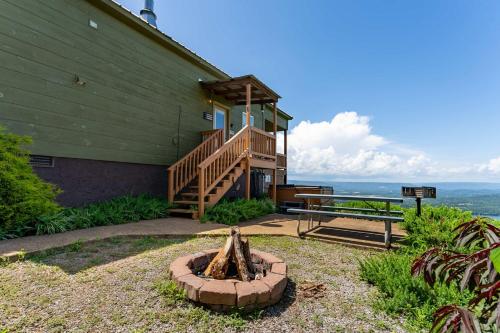 Fish Tales Cabin with a private hot tub in South Pittsburg (TN)