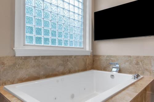 The Panola Mansion - Indoor Pool & Pavilion in Stockbridge (GA)