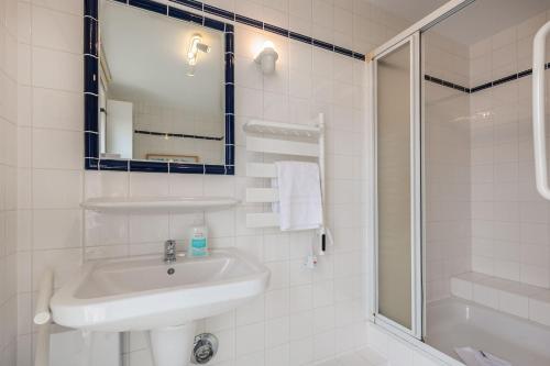 One-Bedroom Apartment with Balcony image 1