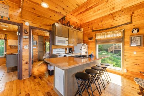 Hoot Owl with a private hot tub in South Pittsburg (TN)