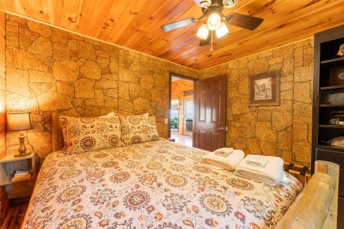 Hoot Owl with a private hot tub in South Pittsburg (TN)