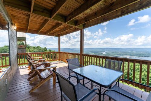 Hoot Owl with a private hot tub in South Pittsburg (TN)
